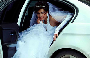 Аренда микроавтобуса для невесты в пышном свадебном платье
